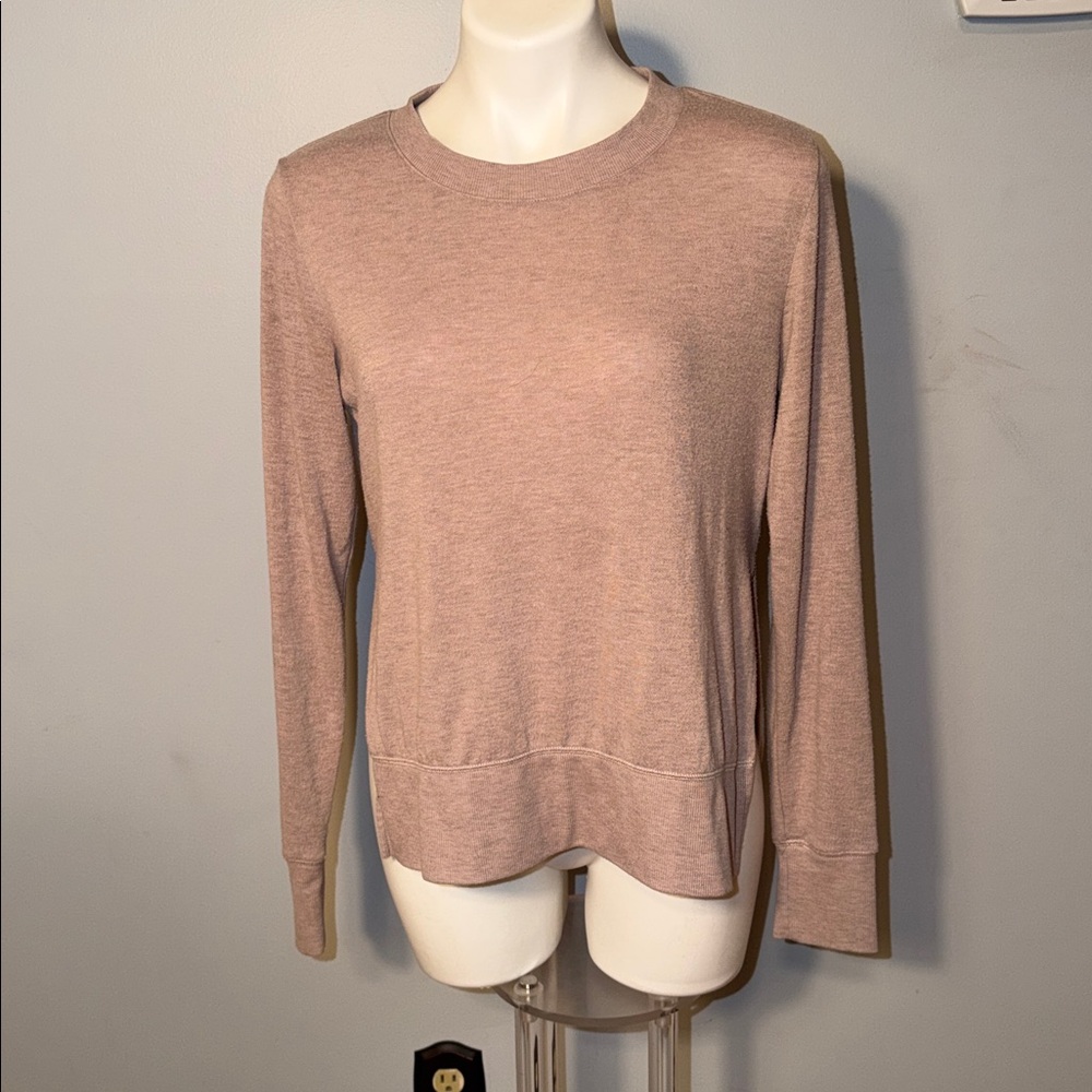 ALO YOGA glimpse' Long Sleeve Top. Small. mauve color. Split sides. Piling